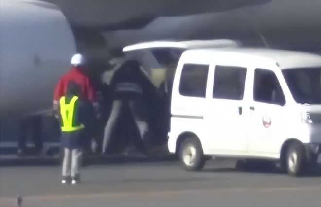 音！日本一飞机着陆时爆胎pg电子中国网站又是波